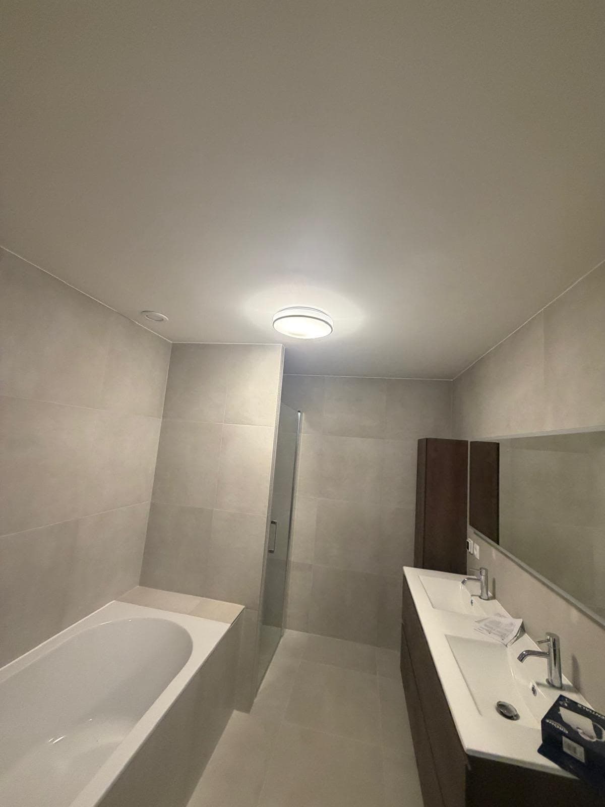 Nieuwe badkamer met ligbad, inloopdouche met glazen wand en dubbele wastafel